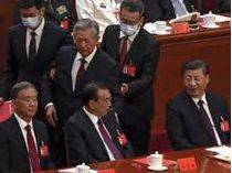 Ху Цзиньтао выводят из президуима съезда КПК
