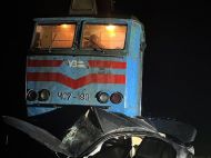 Проскочити не&nbsp;встигли: поїзд Ужгород&nbsp;&mdash; Львів розчавив на&nbsp;переїзді легковик із&nbsp;компанією молоді (фото)