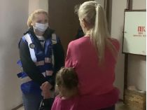Ужасный случай антисанитарии: в Киеве маленькая девочка жила в квартире с 10 собаками, которых не выгуливали 
