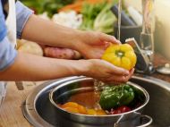 Почему некоторые виды продуктов нельзя мыть: что с&nbsp;ними произойдет