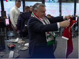 Орбан у скандальному шарфі