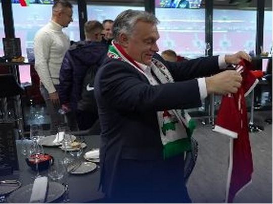 Орбан у скандальному шарфі