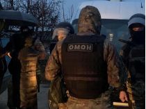 Бросили на пол и избили: в оккупированном Крыму преподавателя жестоко наказали за "Червону калину" 