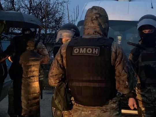 Бросили на пол и избили: в оккупированном Крыму преподавателя жестоко наказали за "Червону калину" 