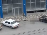Стрілець у Кримську веде вогонь по перехожих