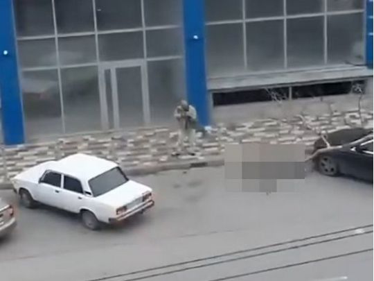 Стрілець у Кримську веде вогонь по перехожих