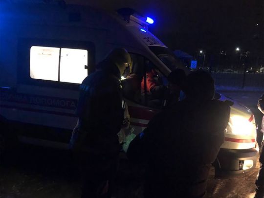 Знайшли непритомною: у Києві пожежники врятували дитину з палаючої квартири
