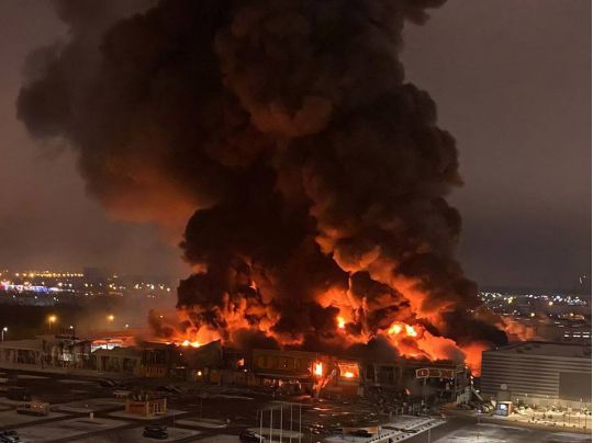 москва в огне: в торговом центре столицы рф прозвучали взрывы и начался пожар