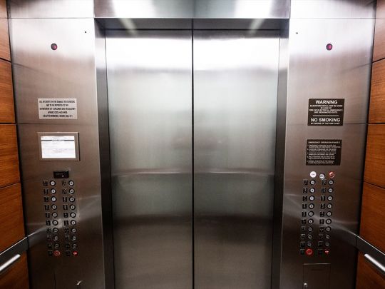 Головне – не панікувати: киянам розповіли, що робити у тому випадку, якщо вони застрягнуть у ліфті під час відключення світла