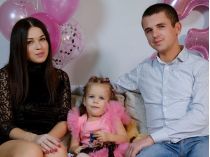 Максим Божко з дружиною та донькою