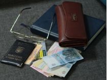 гроші та паспорт