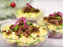 Салат-закуска на новогодний стол от Людмилы Борщ: готовьте больше – гости разметают мгновенно! (видео)