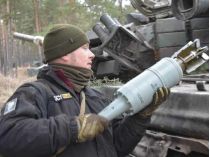 Більше 700 «покращених» росіян, 6 броньованих машин і комплекс ППО: названо втрати ворога за добу