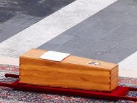 Гроб с телом Бенедикта XVI