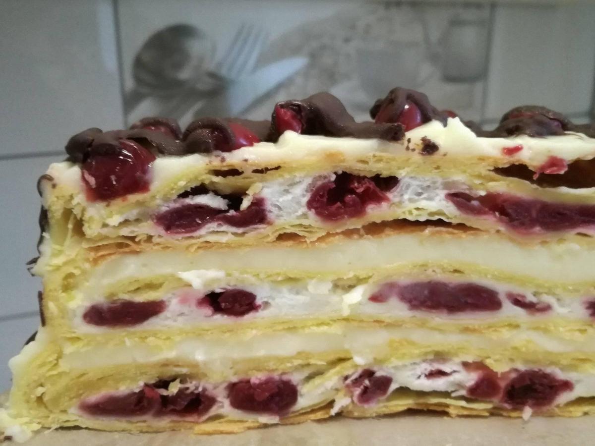 Бисквитный торт с вишней и творожным кремом - рецепт с фото