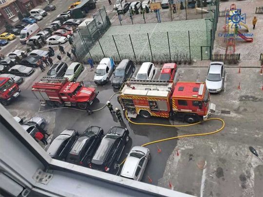 Под Киевом пылала квартира на 5-этаже, а спасатели не могли добраться до дома из-за плотно припаркованного авто (видео)