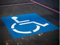 Парковка для людей з інвалідністю