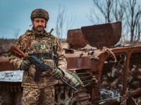 Украинский защитник рядом со сожженным танком рф