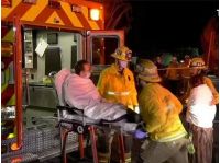 Медики увозят одного из пострадавших в результаате стрельбы в Монтерей-Парке