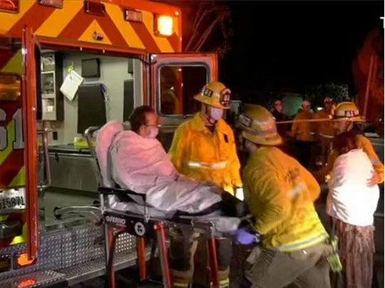 Медики увозят одного из пострадавших в результаате стрельбы в Монтерей-Парке