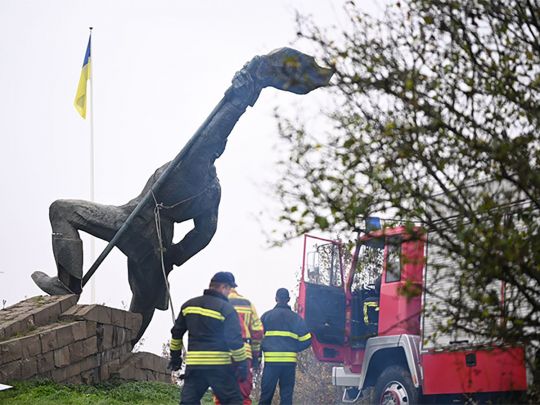 «Ідолам» не місце в Україні: у Харкові демонтували пам&#39;ятник Пушкіну, а в Ужгороді – воїнам-»визволителям»