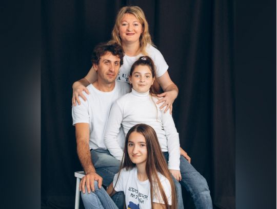 Оксана Корнєва з сім'єю