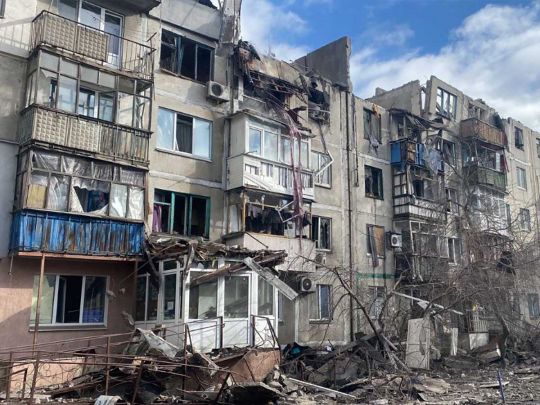 Окупанти обстріляли Донецьку область: у Покровську зруйновано під'їзд багатоповерхівки, двох людей поранено