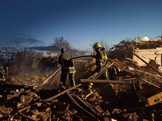 Пожарные и разрушенный дом