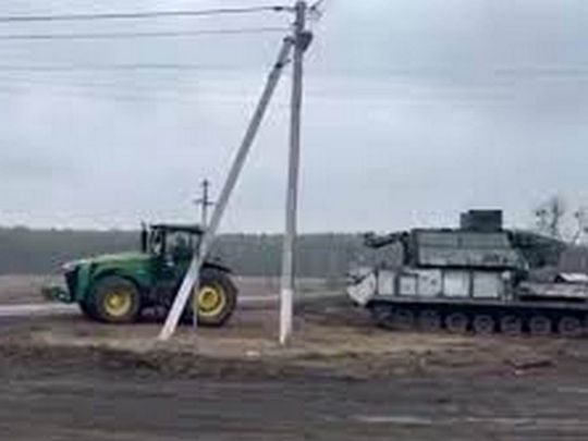 Трактор тянет российскую технику