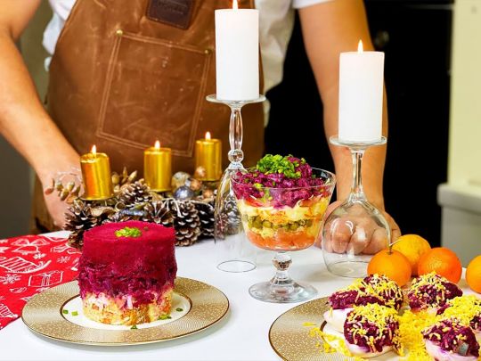 Салат "Королевская шуба": вкусное угощение на любой праздник, и особенно на Новый год (видео)