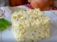 Идеально к&nbsp;мясным блюдам: простой и&nbsp;вкусный луковый салат по-польски