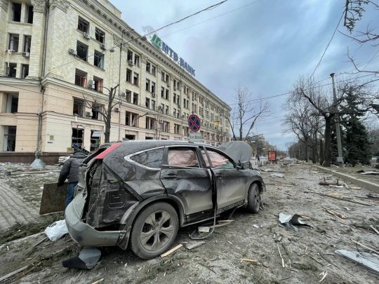 розбита снарядом машина