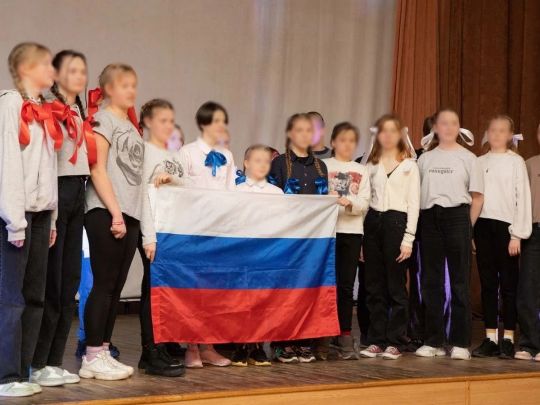 Діти з російським прапором