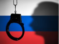 наручники и российский флаг
