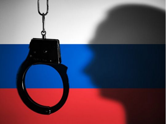 наручники и российский флаг