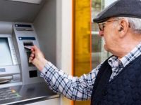 Пенсіонер біля банкомату