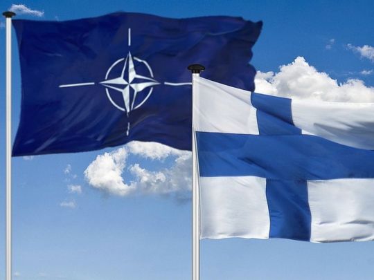 Прапори НАТО та Фінляндії
