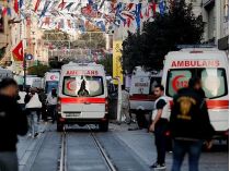 Бригады скорой помощи на месте теракта в Стамбуле
