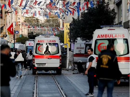 Бригады скорой помощи на месте теракта в Стамбуле