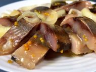 На&nbsp;вкус&nbsp;&mdash; круче красной рыбы: как приготовить селедку финских моряков (видео)