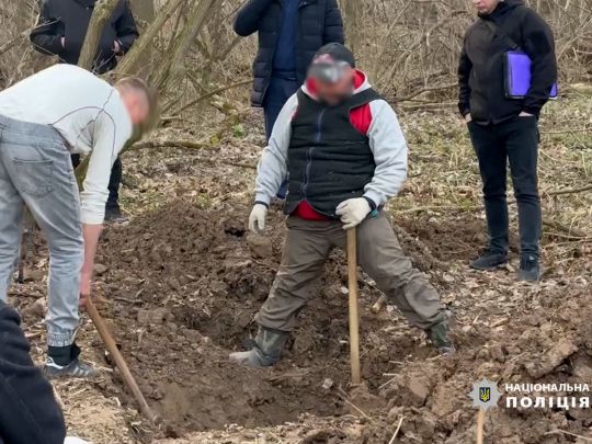 Мужчины копают яму