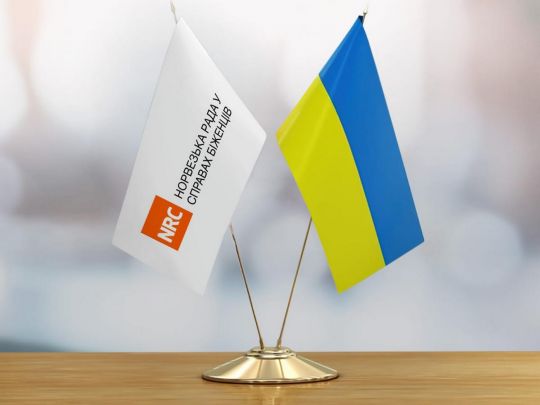 Прапор України та Норвезької ради у справах біженців