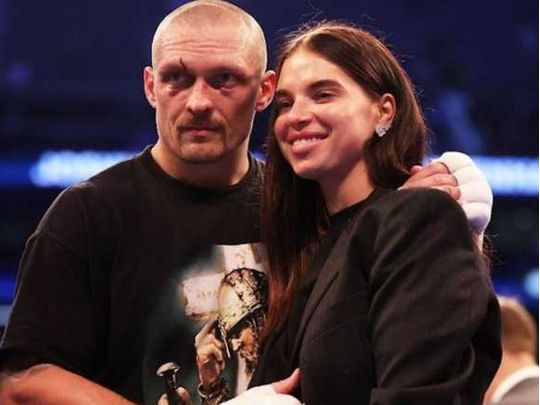 Олександр Усик з дружиною