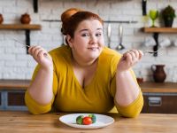 Симпатичная толстушка и немножко еды