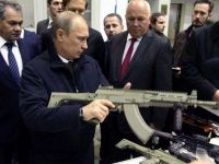 Путин с автоматом в руках
