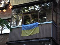 Прапор України на балконі