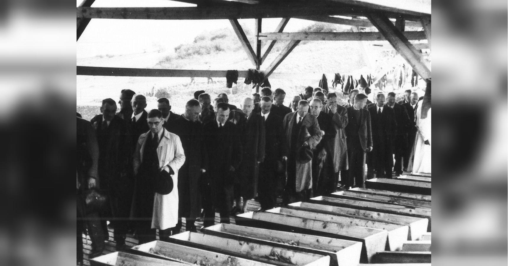 «Щоб бачили ціну своїй байдужості»: німецьких військовополонених і нацистів змусили дістати з ям тіла закатованих в’язнів концтабору й поховати
