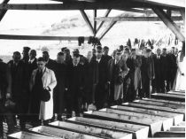  черга німецьких бургомістрів, пасторів, учителів, чиновників і місцевої знаті до трун з останками замордованих в’язнів концтабору