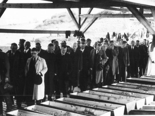 очередь немецких бургомистров, пасторов, учителей, чиновников и местной знати к гробам с останками замученных узников концлагеря