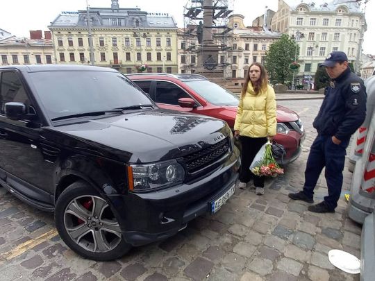 Полицейский возле автомобиля во Львове